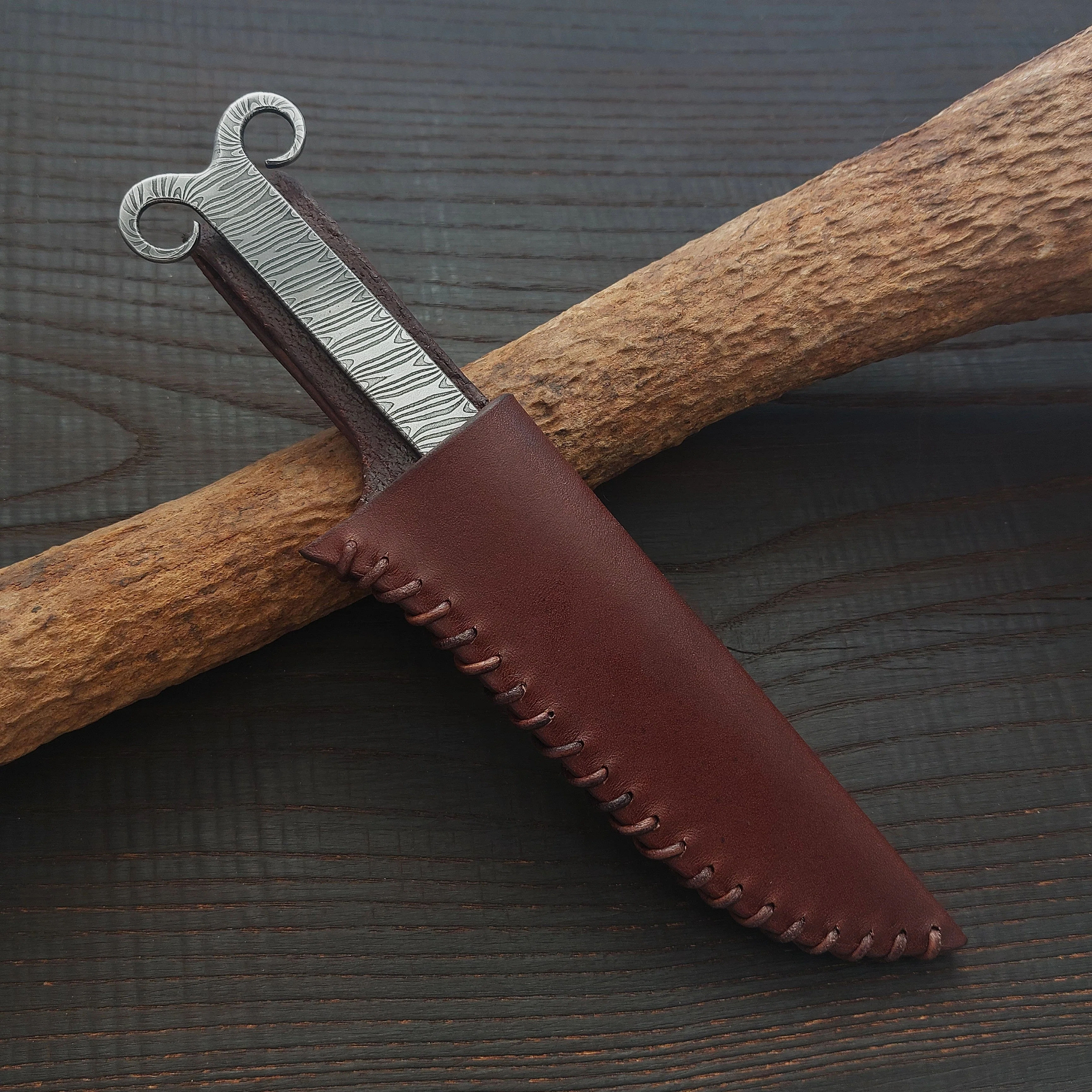 Premium Pattern-Welded Ram's Horns Knife, Cognac Brown Sheath - Image 3